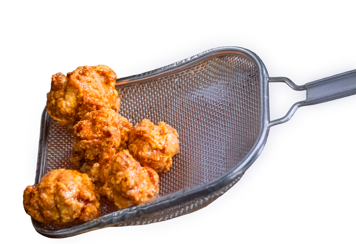 唐揚げを掬い上げる様子